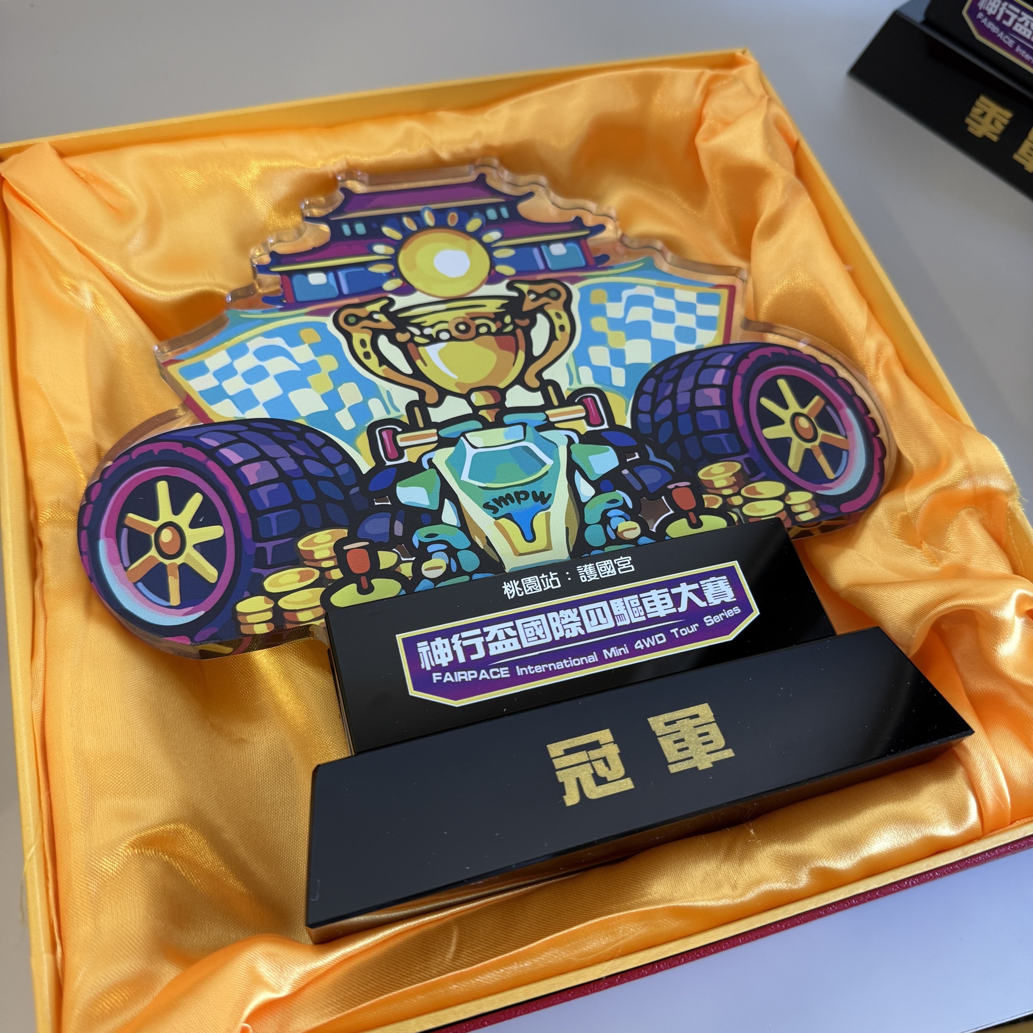 雙層水晶底座設計